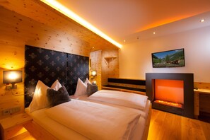 1 bedroom, in-room safe, desk, WiFi - Deluxe Stone Pine Room - Hotel Alpina **** (Rauris)