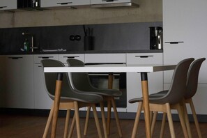 Kühlschrank, Ofen, Geschirrspüler, Hochstuhl