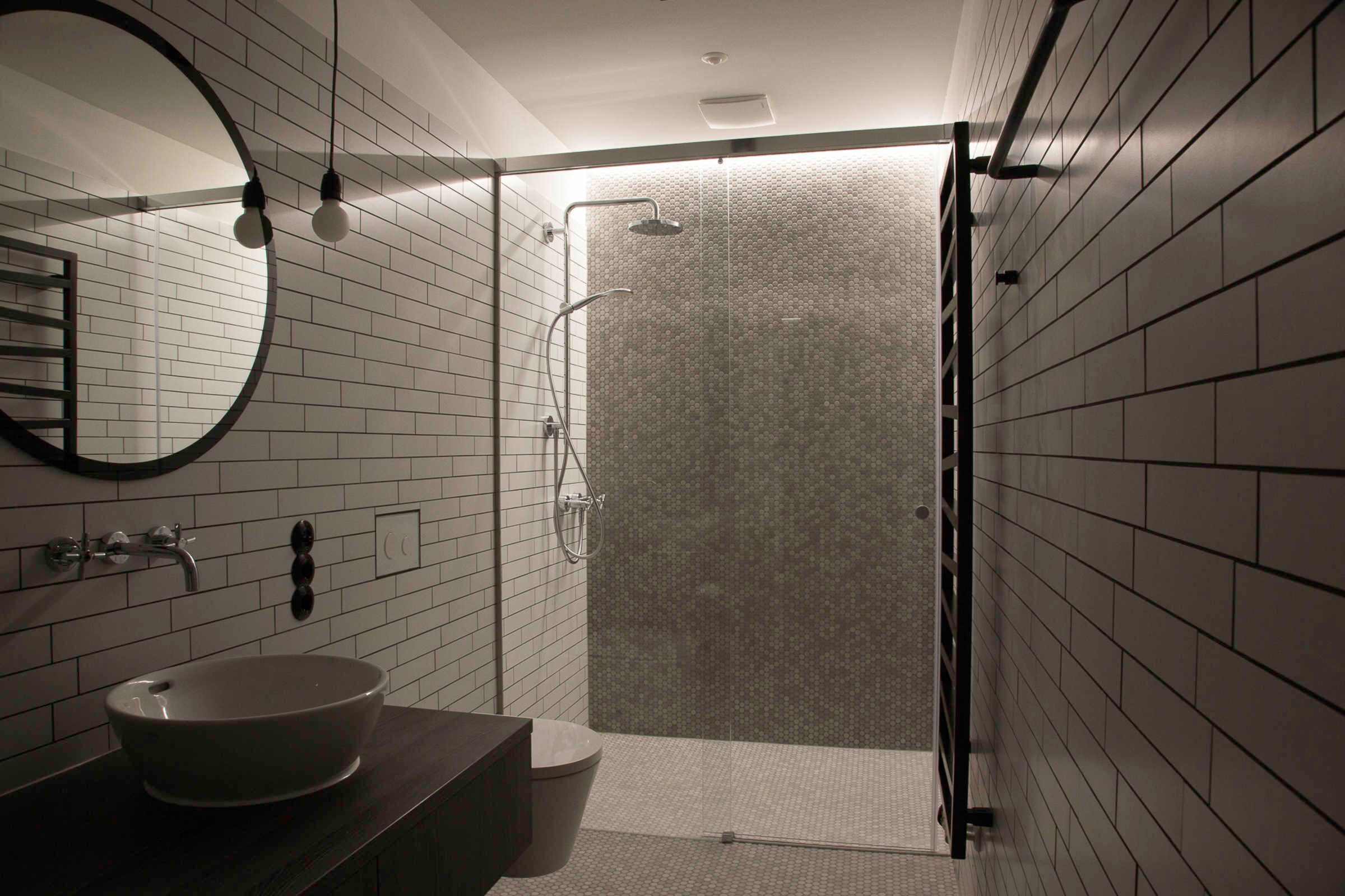 Dusche, Haartrockner, Handtücher, Toilettenpapier