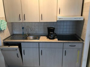 Køleskab, opvaskemaskine, kaffe-/temaskine, elkedel