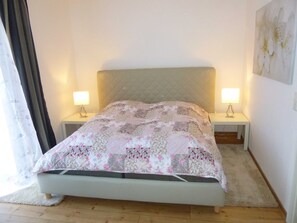 1 bedroom, travel crib, WiFi