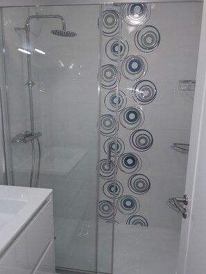 Dusche, Haartrockner, Toilettenpapier