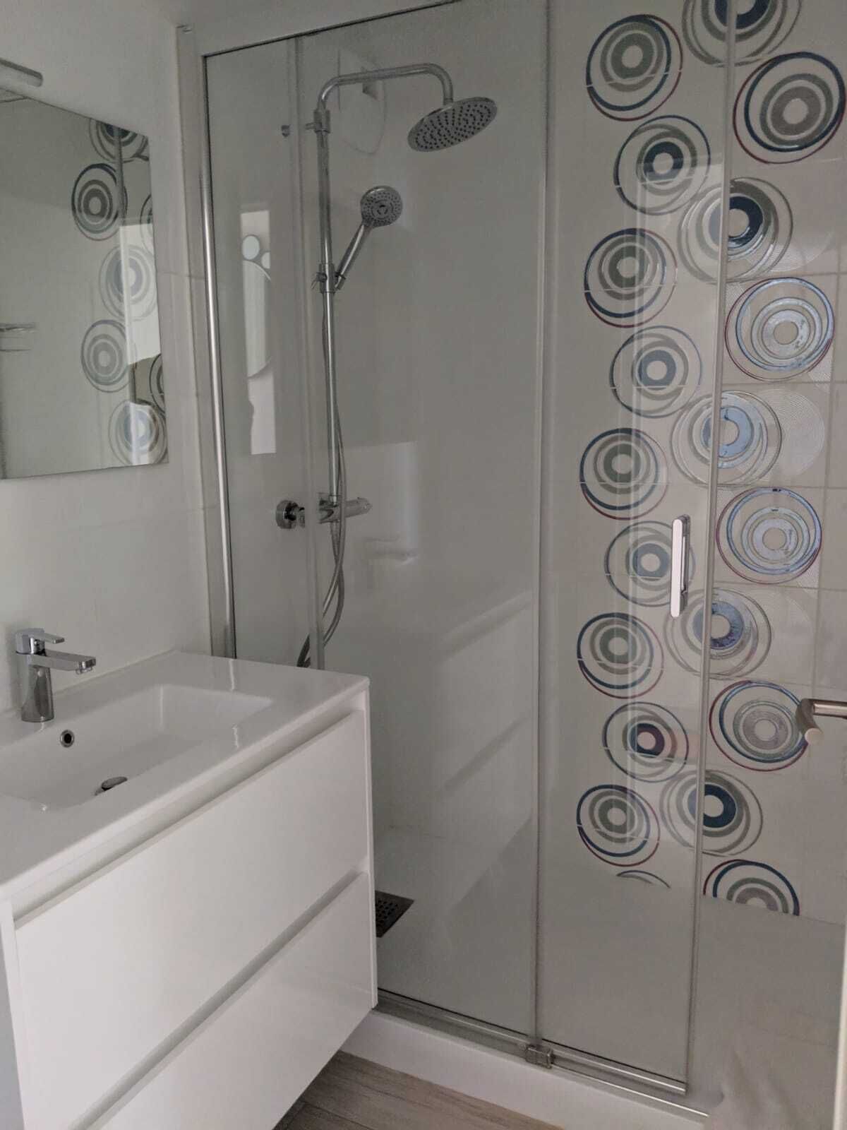 Dusche, Haartrockner, Toilettenpapier