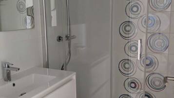 Dusche, Haartrockner, Toilettenpapier