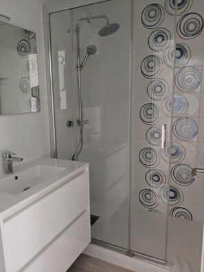 Douche, sĂšche-cheveux, papier toilette