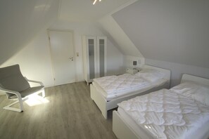 2 bedrooms, iron/ironing board, WiFi - Borucki house rental - Beautiful cottage with woodburning stove (Friedrichskoog)