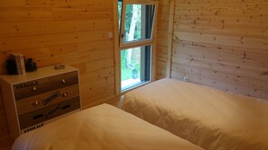 4 habitaciones, tabla de planchar con plancha y cuna de viaje