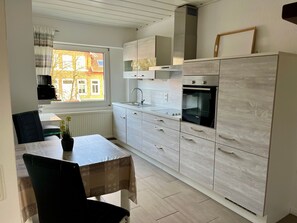 Køleskab, ovn, opvaskemaskine, kaffe-/temaskine