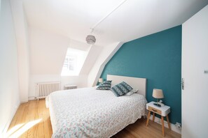 2 bedrooms, desk, iron/ironing board, free WiFi - Clos St Eusèbe, 4-star furnished apartment in the heart of town. (Auxerre)