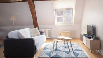 Fernseher, Kamin, Videospielkonsole, Bücher