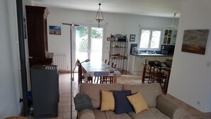 Un salon comprenant un canapé, une table à manger et un coin cuisine.