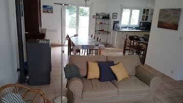 Televisie, een dvd-speler, boeken en een stereo