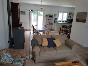 Fernseher, DVD-Player, Bücher, Stereoanlage