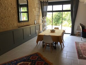 Dining - Old renovated farm (Saint-Aulaye)