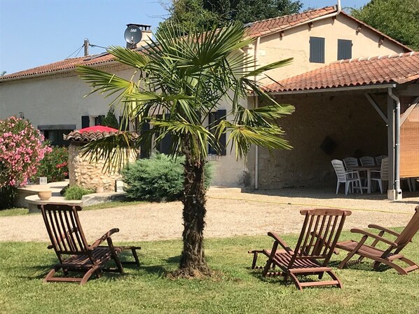 Terrace/patio - Old renovated farm (Saint-Aulaye)