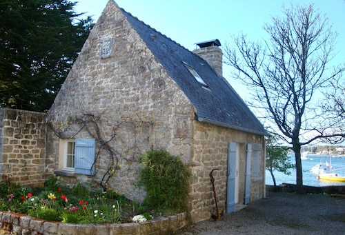 This fisherman-gardener house by the sea offers a breathtaking view!