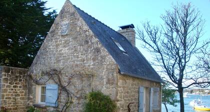 This fisherman-gardener house by the sea offers a breathtaking view!