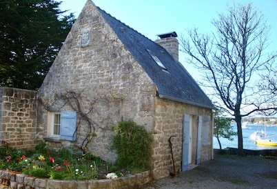 This fisherman-gardener house by the sea offers a breathtaking view!