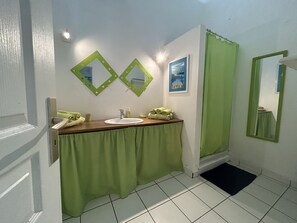 Een douche, een haardroger, handdoeken