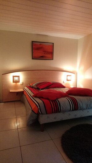 4 bedrooms, iron/ironing board, WiFi