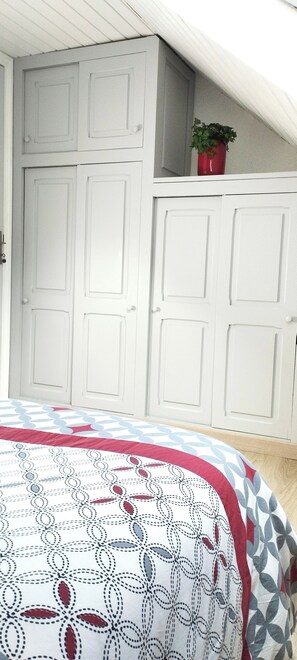 1 habitación, tabla de planchar con plancha y cuna de viaje 