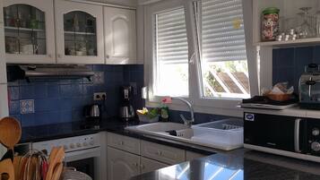 Een koelkast, een magnetron, een oven, een kookplaat