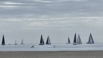 Vlak bij het strand, ligstoelen aan het strand