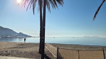 Vlak bij het strand, ligstoelen aan het strand