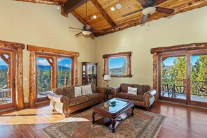 Televisio, takka, DVD-soitin, pöytäjalkapallopöytä