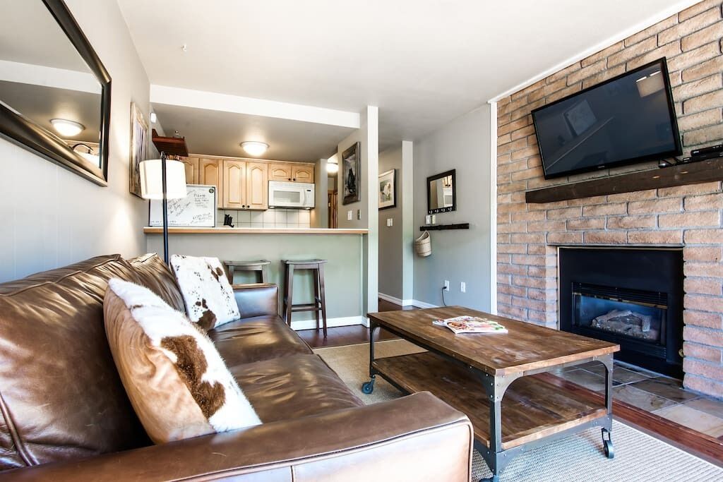 Televisión, chimenea y estéreo 