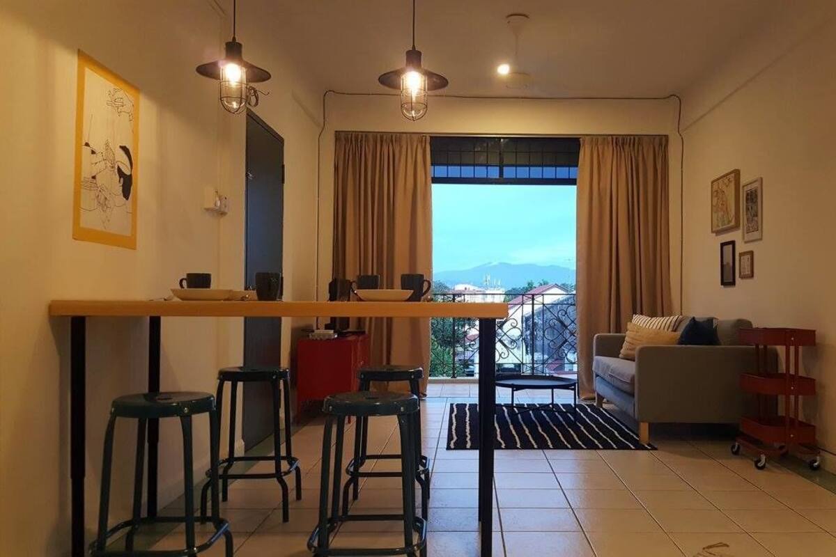 Apartamento, 2 habitaciones, balcón (Industrial 122) | Zona de estar | Una televisión LED, películas de pago