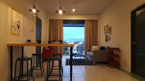 Appartamento, 2 camere da letto, balcone (Industrial 122) | Area soggiorno | TV LED, film pay-per-view