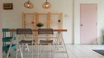 Apartment, 2 Bedrooms, Balcony | In-room dining