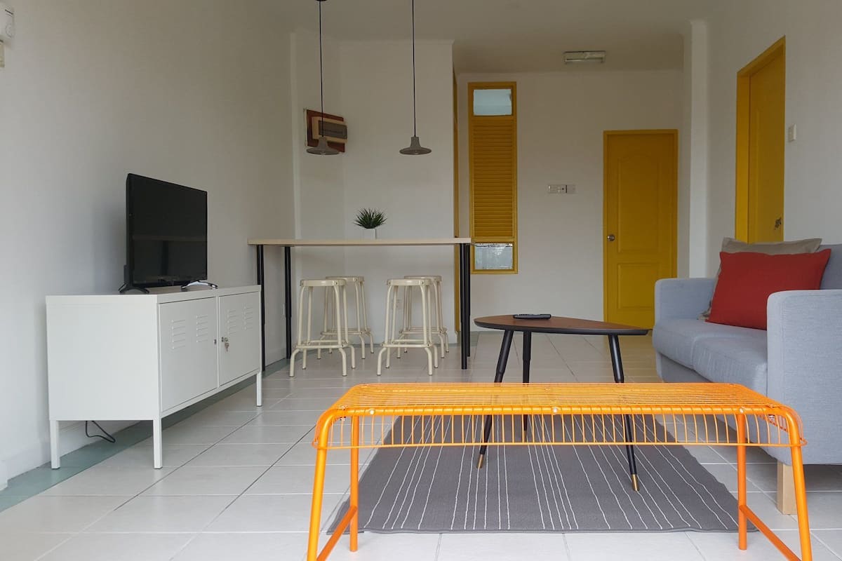 Apartamento, 2 habitaciones, balcón (Cozy 133) | Zona de estar | Una televisión LED, películas de pago