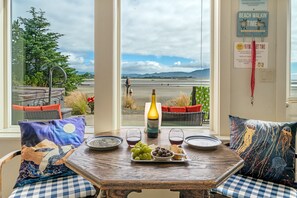 Dining - OB:~}A+Ocean/River/MtViews~HotTub ~Kayaks~FirePit~PingPong~Foosball~Bikes~DogsOk (Gearhart)