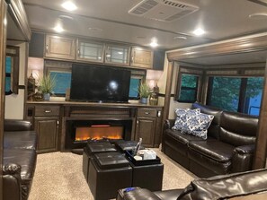 Smart-TV, Kamin, DVD-Player, Videothek