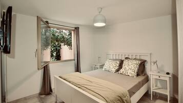 2 bedrooms, iron/ironing board, free WiFi