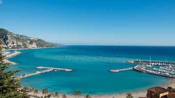 Una spiaggia nelle vicinanze