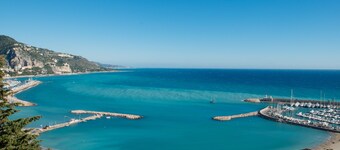 INDEPENDENT HOUSE GROUND FLOOR AND TOWN CENTER, NEAR THE BEACH - PARKING