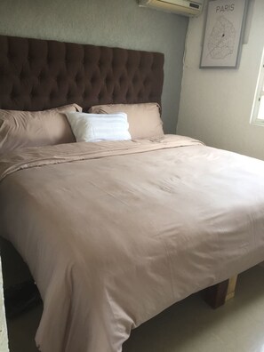 2 bedrooms, iron/ironing board, internet, bed sheets