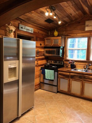 Køleskab, mikrobølgeovn, ovn, kogeplade