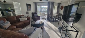 Smart TV, books - Cayman Reef Resort, Seven Mile Beach. 3 Bed 2 Bath Condo, with Pool & Tennis (George Town)