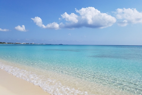Sulla spiaggia, lettini da mare, teli da spiaggia
