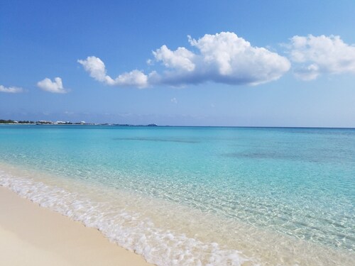 Cayman Reef Resort, Seven Mile Beach. 3 Bed 2 Bath Condo, with Pool & Tennis