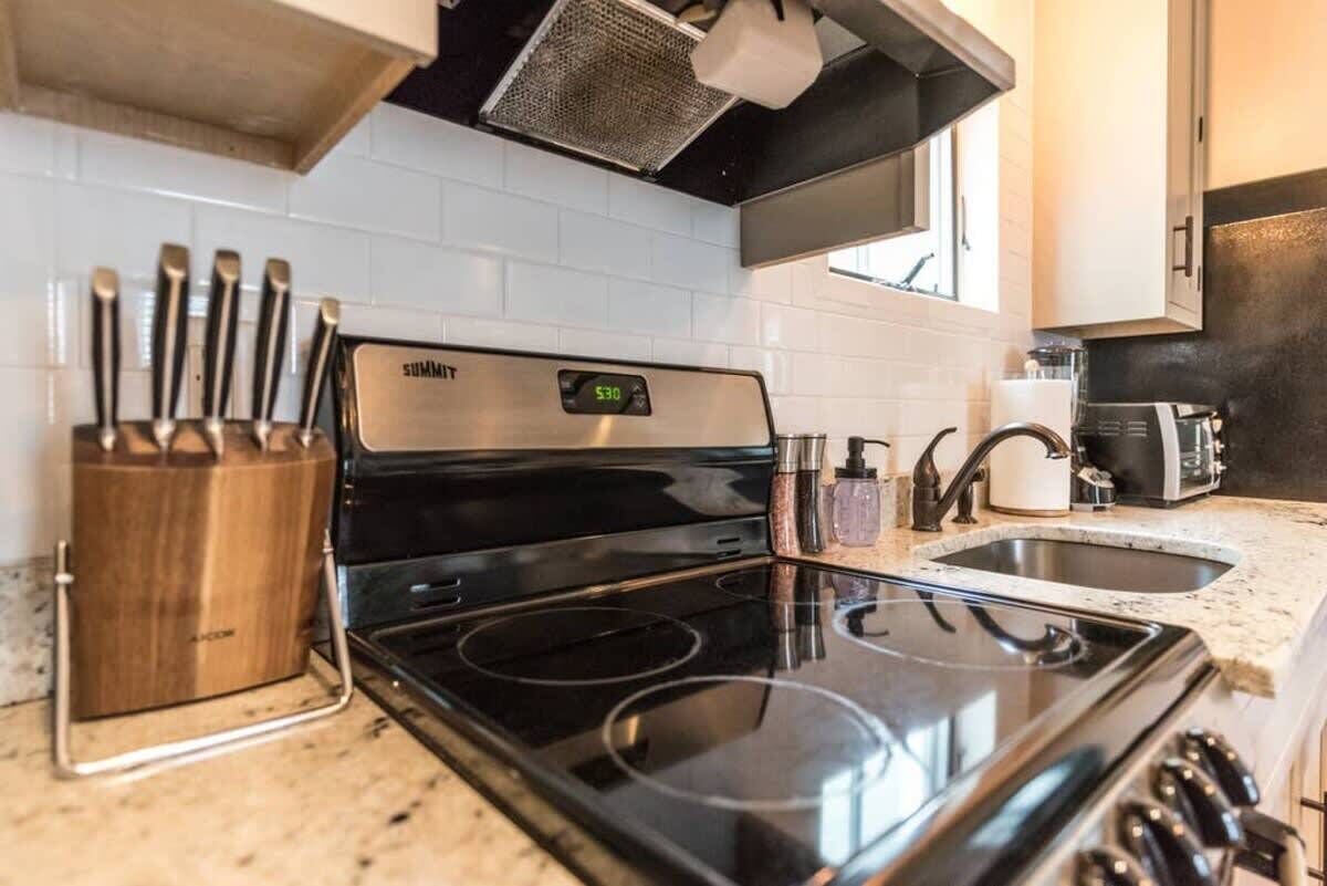 Geladeira, micro-ondas, fogão, cooktop