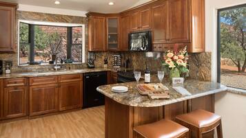 ثلاجة، ميكروويف، فرن، موقد طهي مسطح