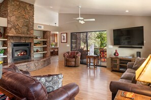 Een smart-tv, een open haard en boeken