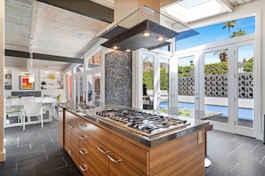 Fridge, microwave, oven, stovetop - Topaz - Vista Las Palmas Alexander with casita! (Palm Springs)