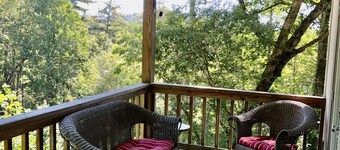 Cozy Yet Modern Cottage. Pet Friendly. 1.3 Miles to Town. Mountain Views.