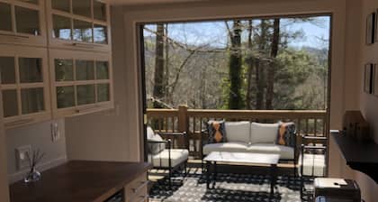 Cozy Yet Modern Cottage. Pet Friendly. 1.3 Miles to Town. Mountain Views.